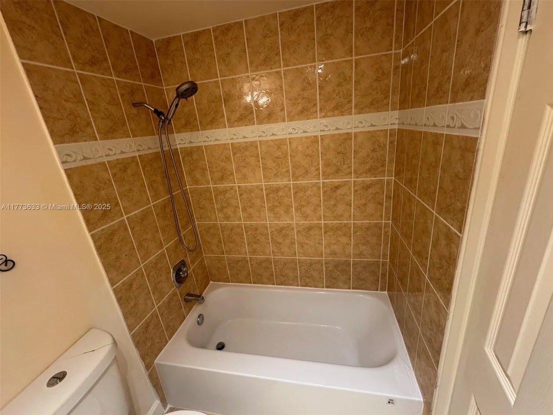 Photo of Unit 304 at 4330 Hillcrest Dr