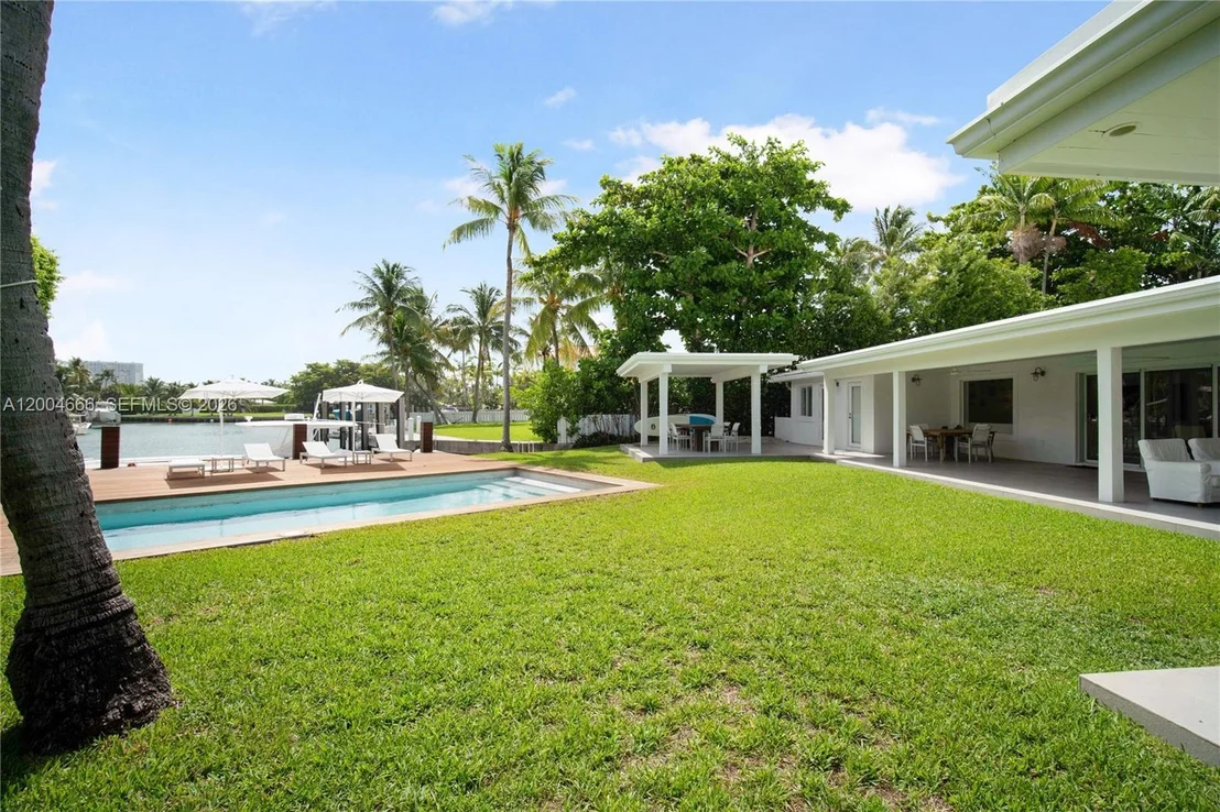 Photo of 861 Harbor Dr