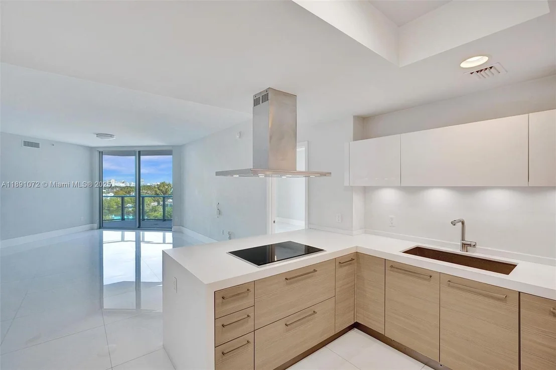 Photo of Unit 708 at 17301 Biscayne Blvd