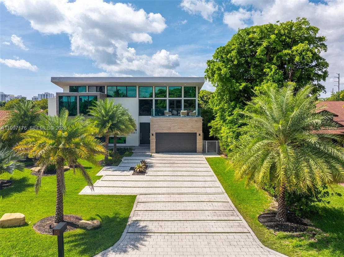 Photo of 521 Holiday Dr