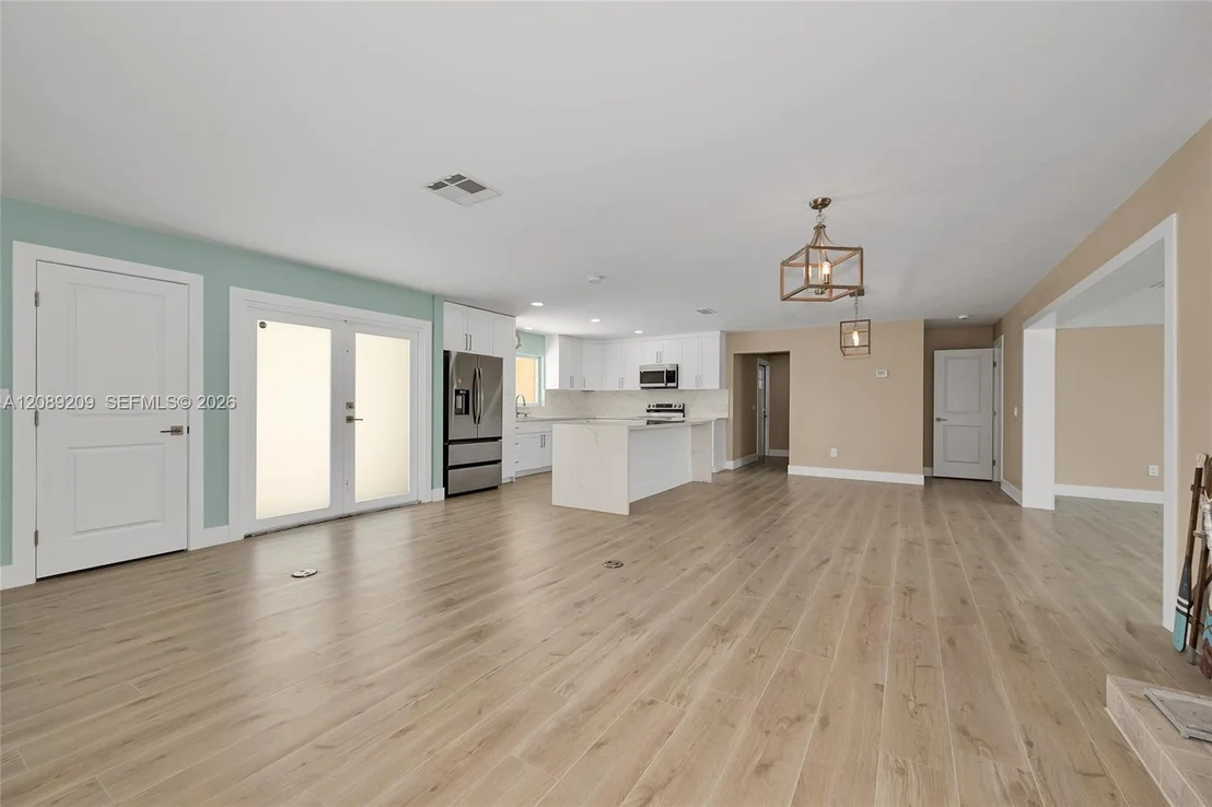 Photo of 5885 Pine Tree