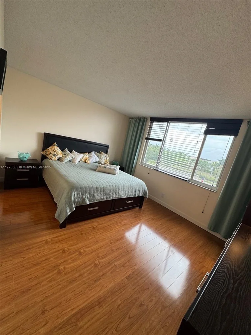 Photo of Unit 304 at 4330 Hillcrest Dr