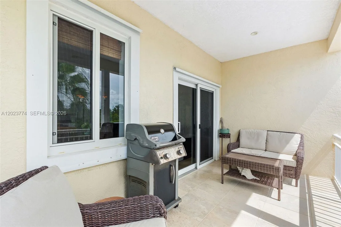 Photo of 365 Loeb ave