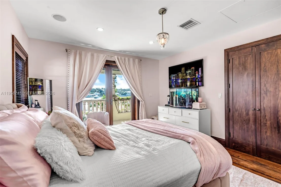 Photo of 1398 Bay Dr