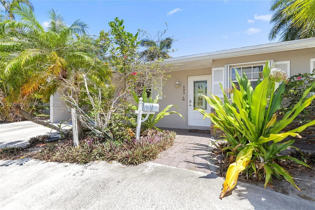 Photo of 809 SE 14th Dr