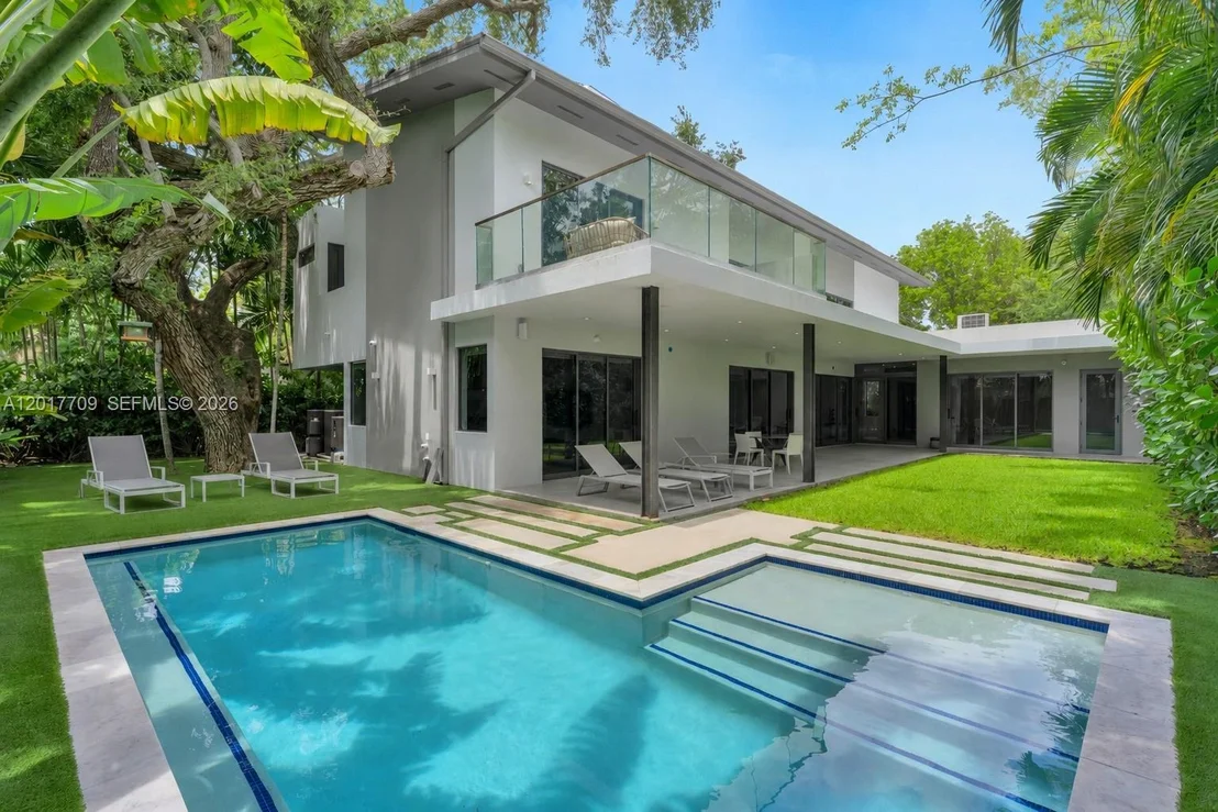 Photo of 10 Samana Dr