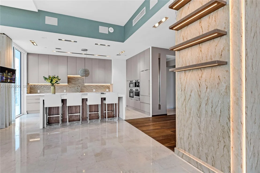 Photo of Unit 1002 at 900 Brickell Key Blvd