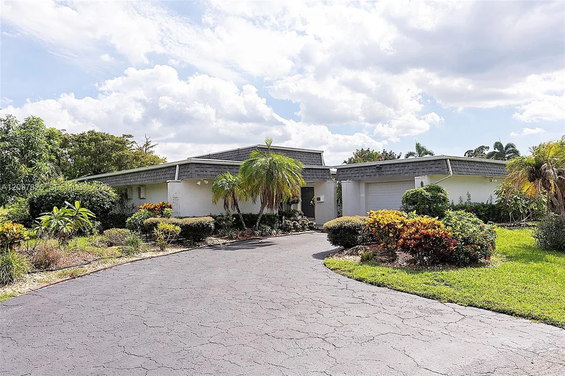 Photo of 5010 Banyan Ln
