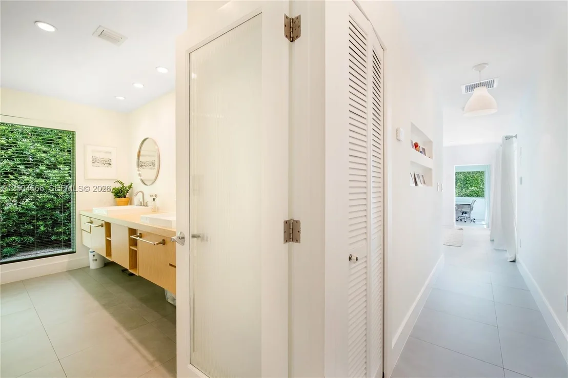 Photo of 861 Harbor Dr