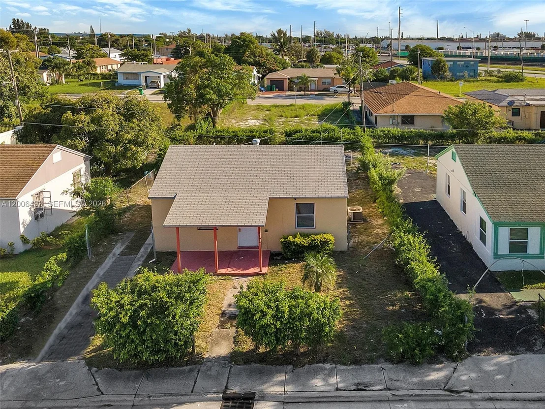 Photo of 562 W 4th St