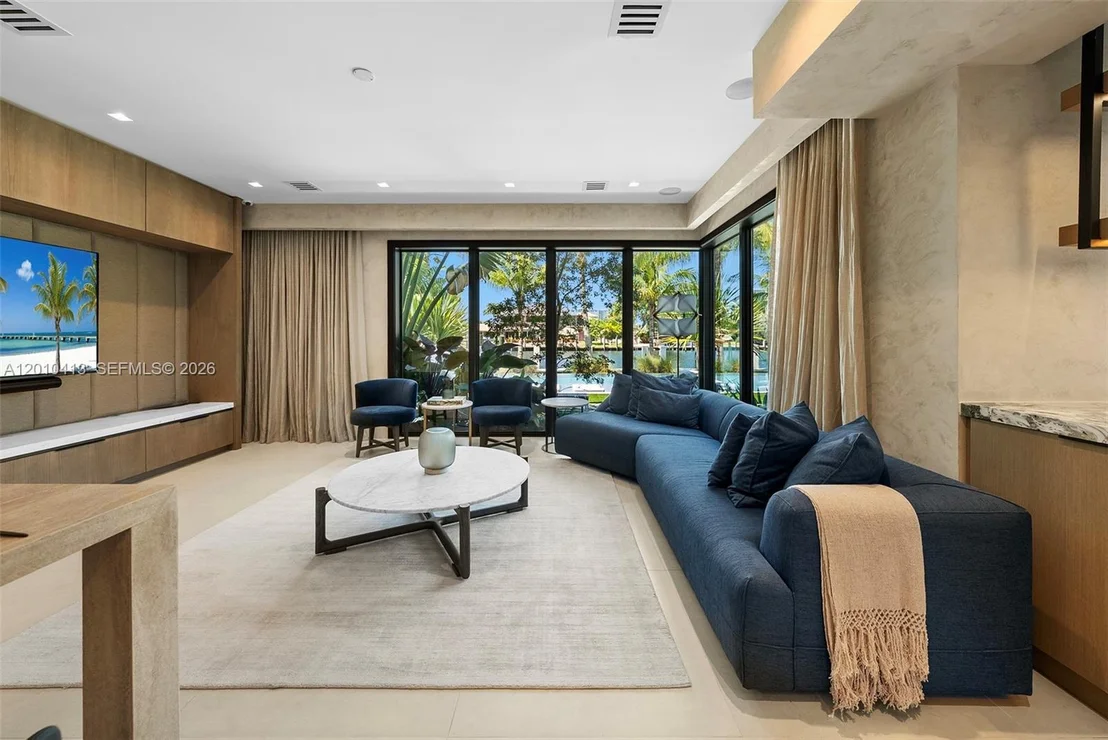 Photo of 110 Holiday Dr