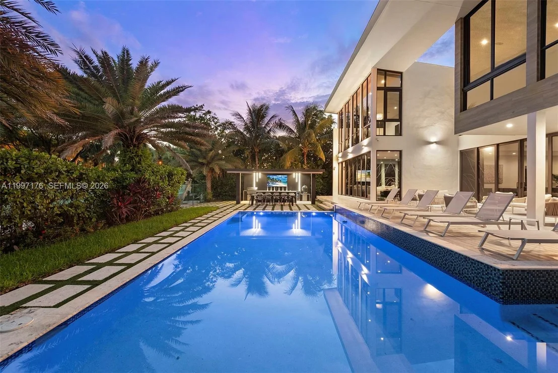 Photo of 521 Holiday Dr