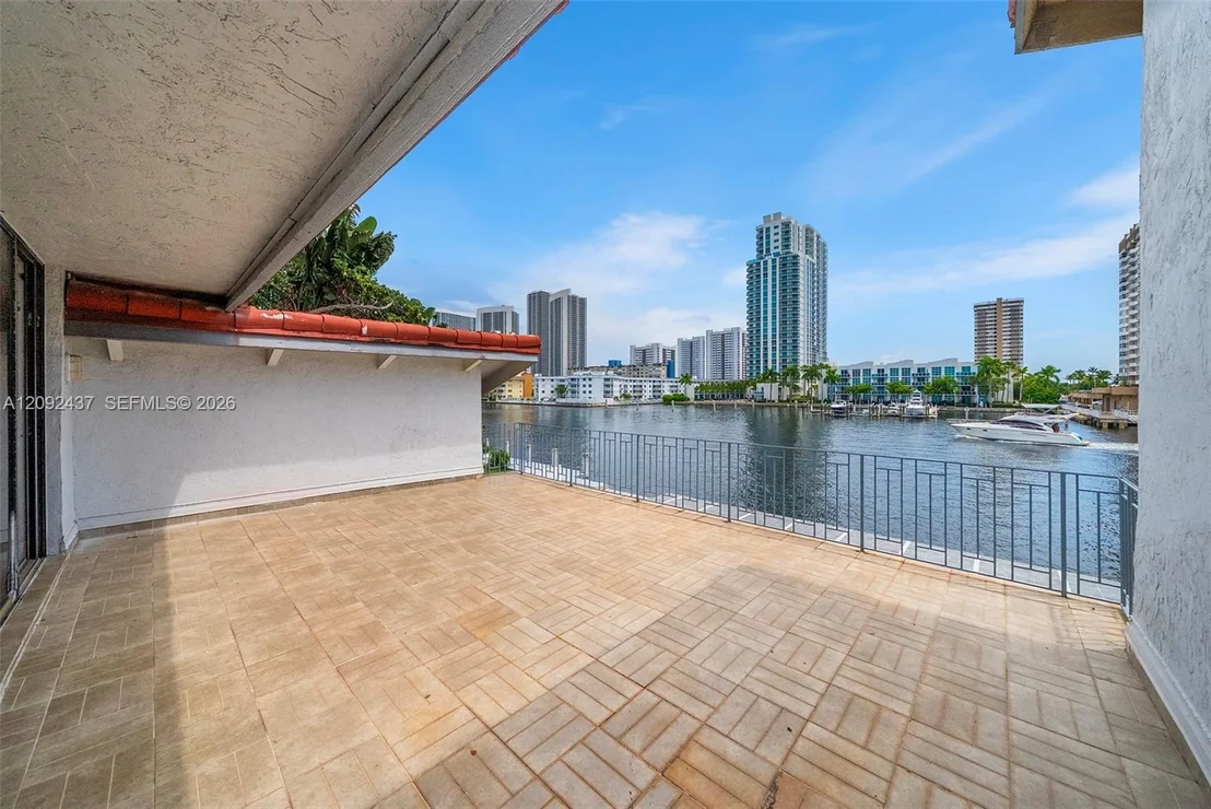 Photo of 507 Palm Dr