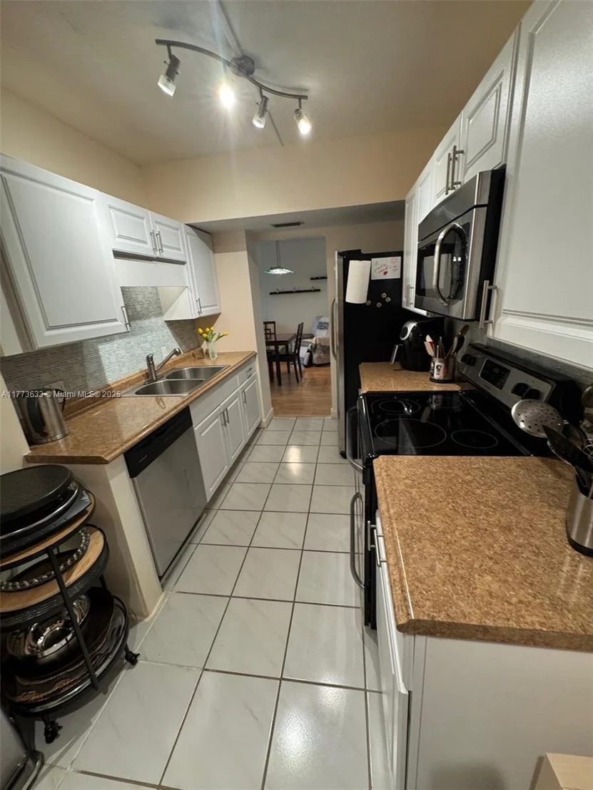 Photo of Unit 304 at 4330 Hillcrest Dr