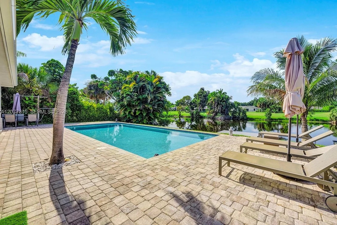 Photo of 3324 Lakeview Blvd