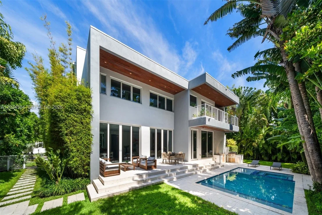 Photo of 425 Harbor Dr