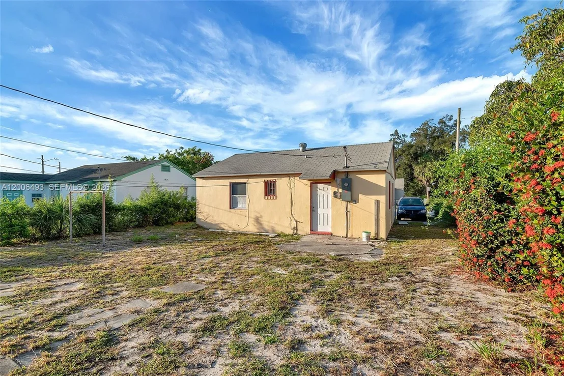 Photo of 562 W 4th St