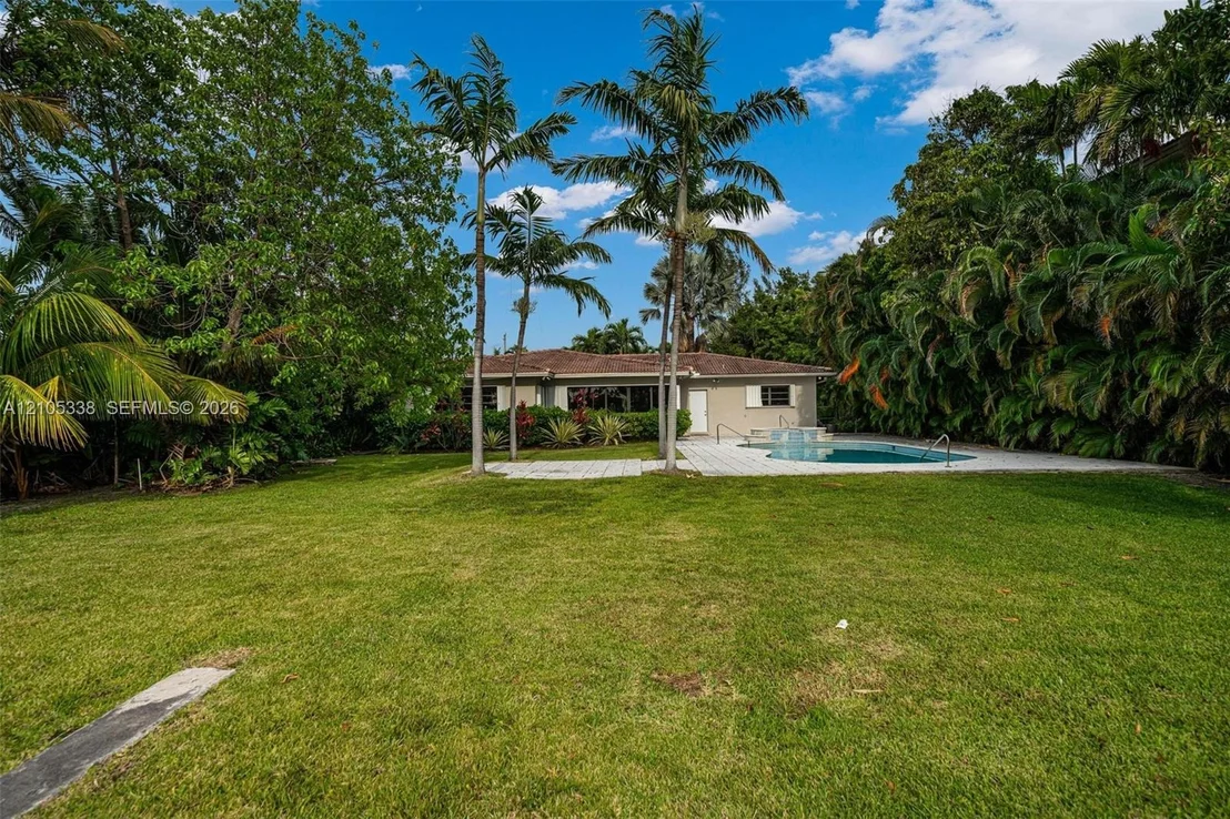Photo of 9250 Bay Dr
