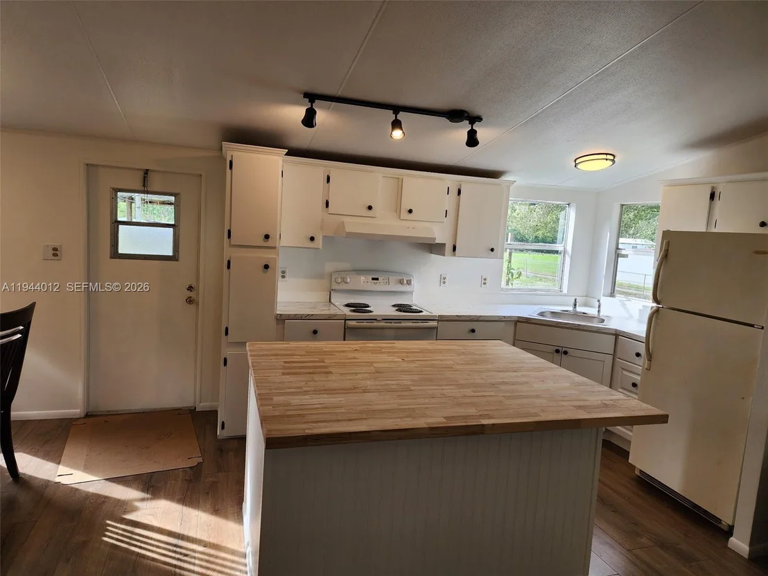 Photo of 3565 nw 10th ave.