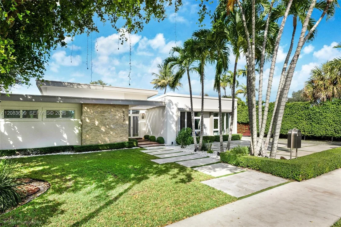 Photo of 137 W Shore Dr