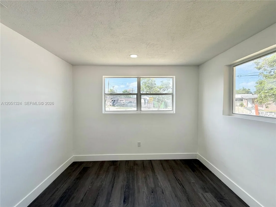 Photo of 685 SE Park Dr