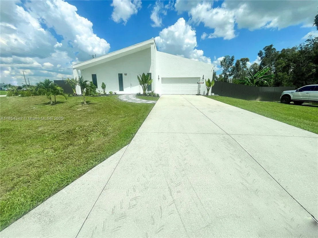 Photo of 395 Pace Avenue