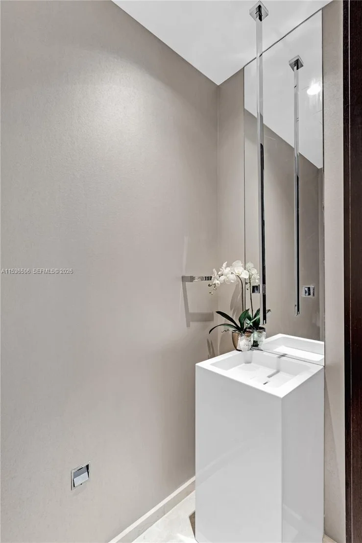 Photo of Unit 1002 at 900 Brickell Key Blvd