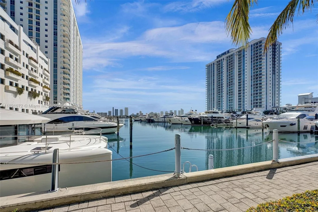 Photo of Unit 708 at 17301 Biscayne Blvd