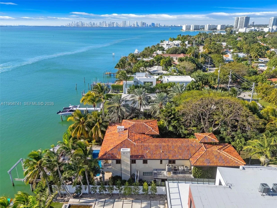 Photo of 1398 Bay Dr
