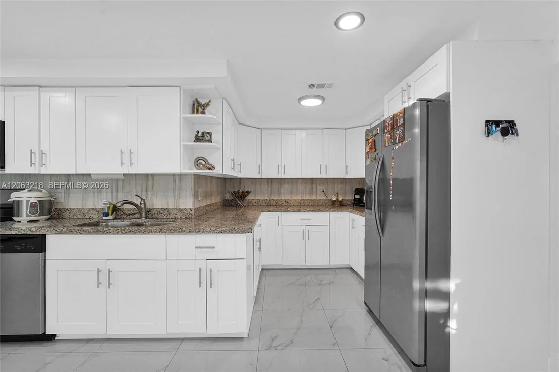 Photo of 831 E 10th Pl