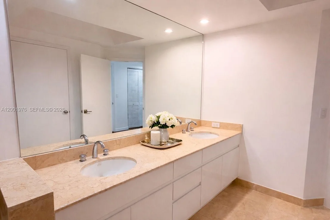 Photo of Unit 905 at 848 Brickell Key Dr