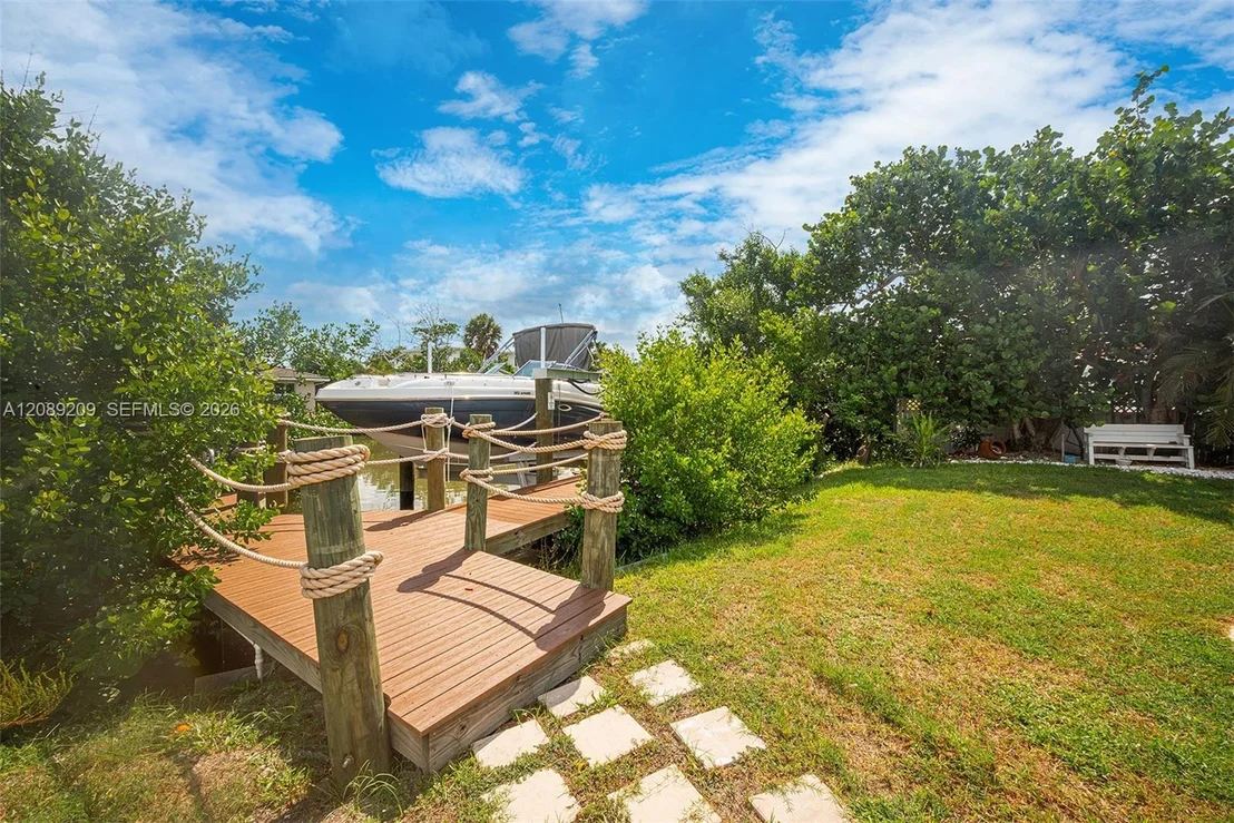 Photo of 5885 Pine Tree
