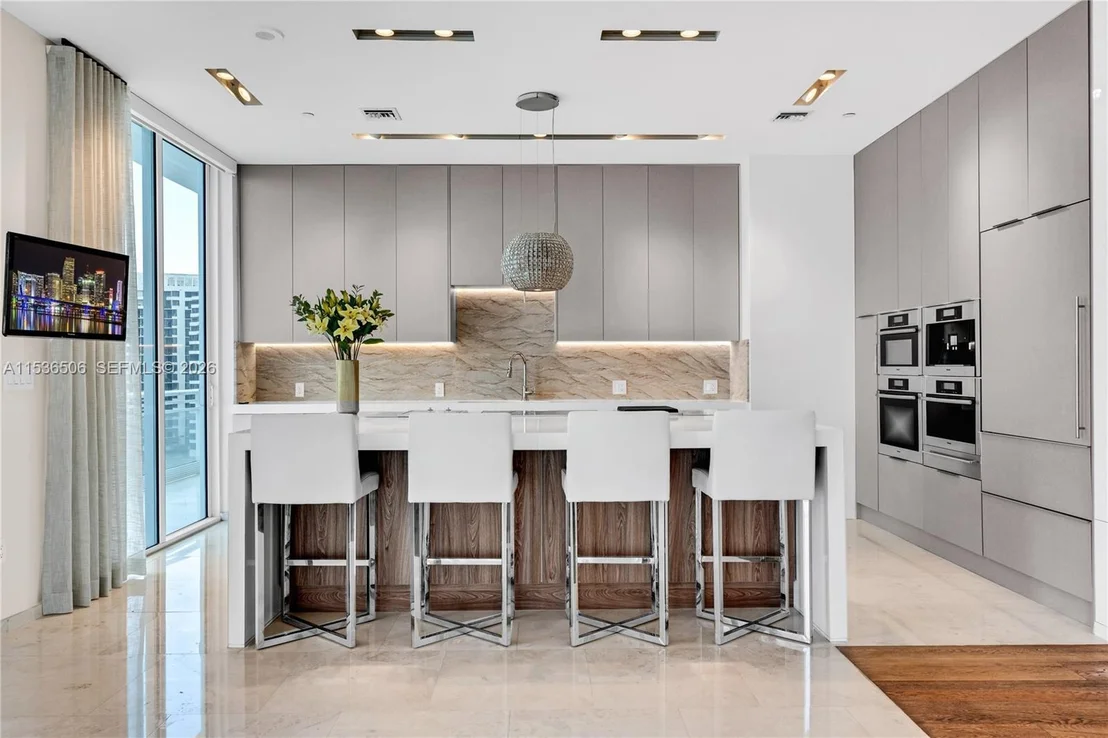 Photo of Unit 1002 at 900 Brickell Key Blvd