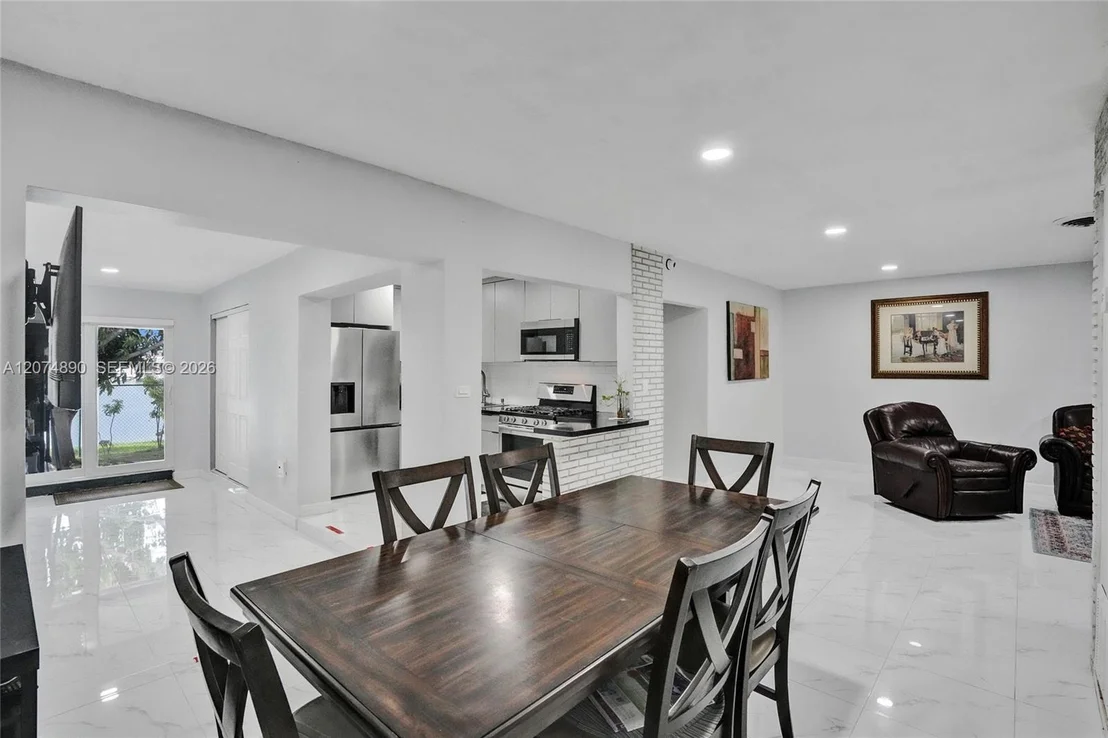 Photo of 903 W 77th St
