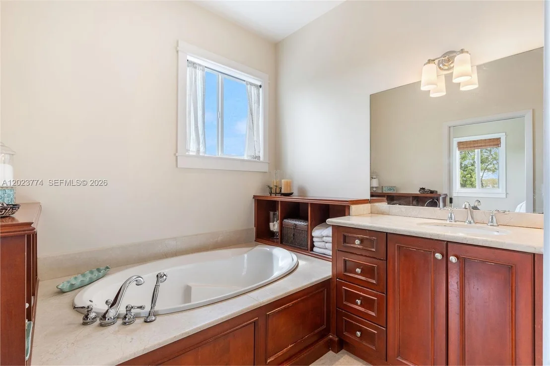 Photo of 365 Loeb ave