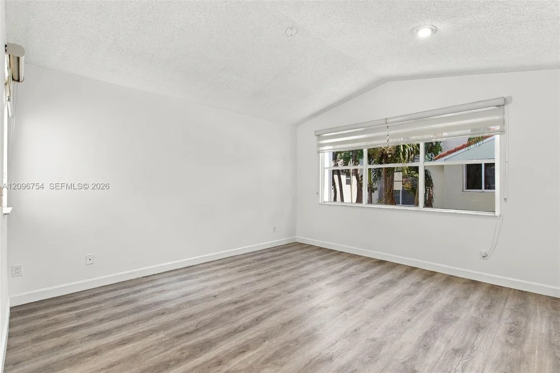 Photo of 967 Azure Ln