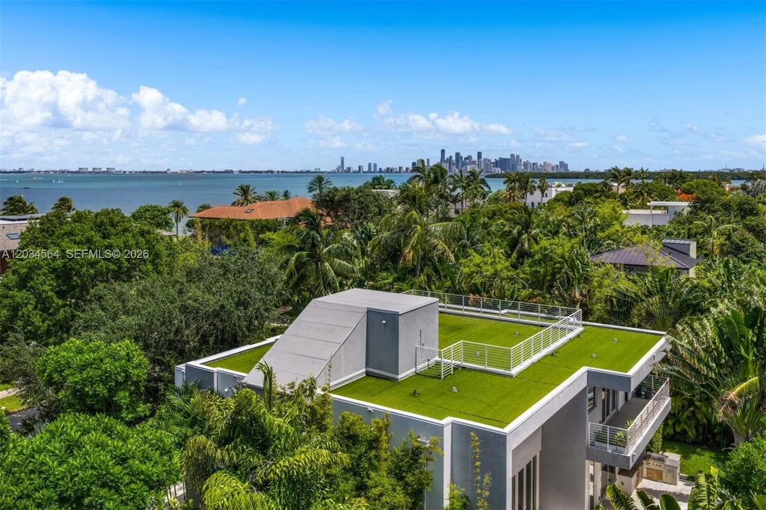 Photo of 425 Harbor Dr