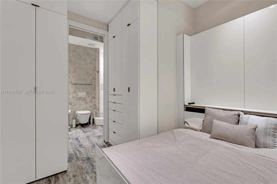 Photo of Unit 1002 at 900 Brickell Key Blvd
