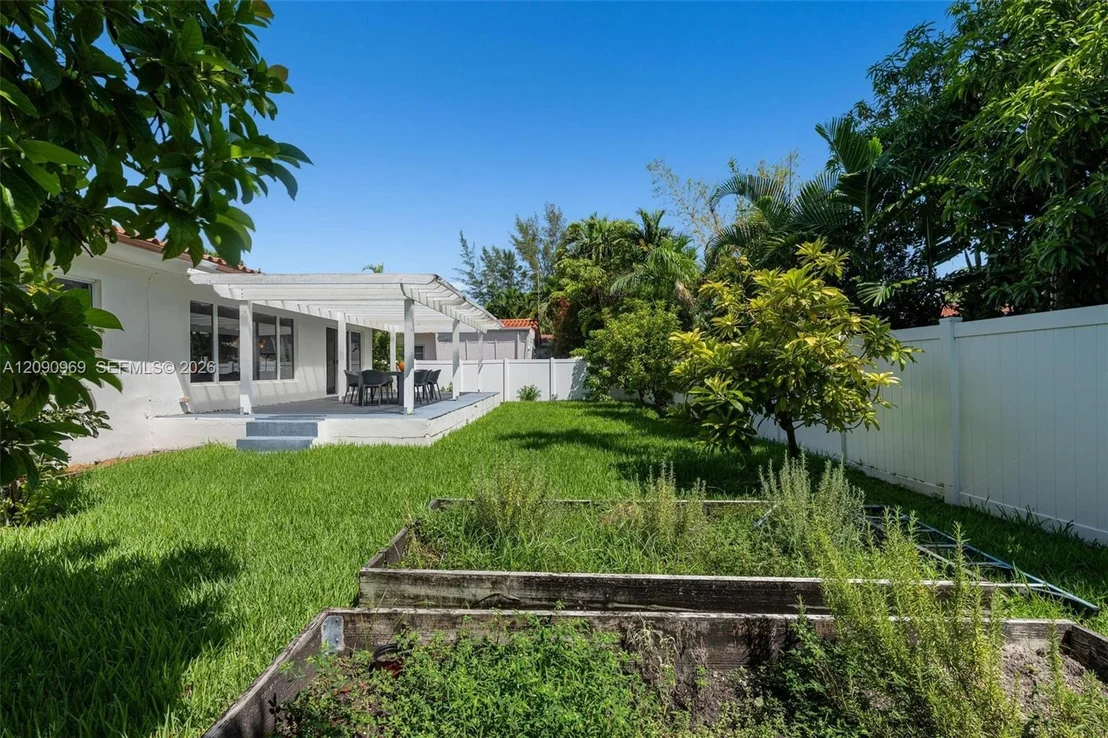 Photo of 9217 Bay Dr