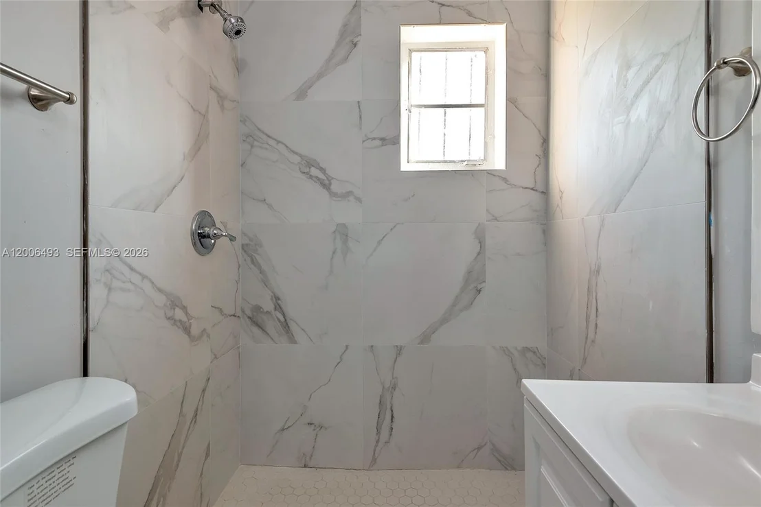 Photo of 562 W 4th St