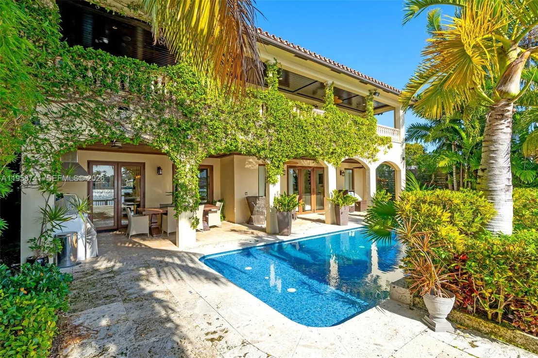 Photo of 1398 Bay Dr