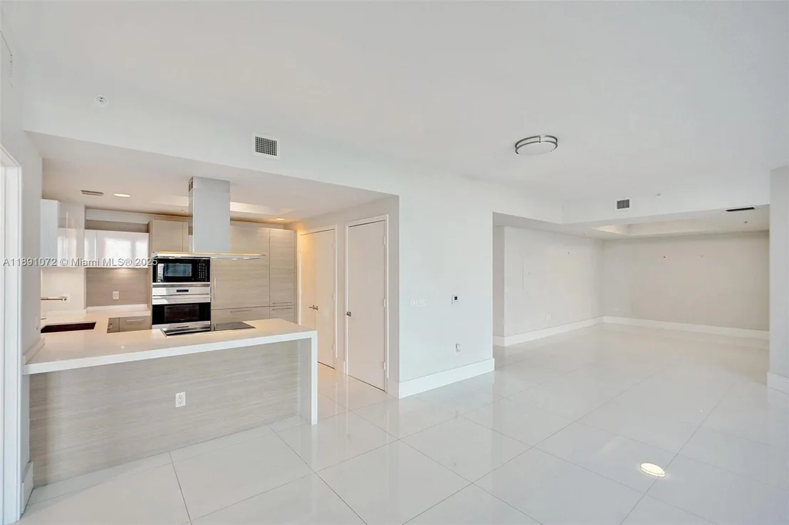 Photo of Unit 708 at 17301 Biscayne Blvd