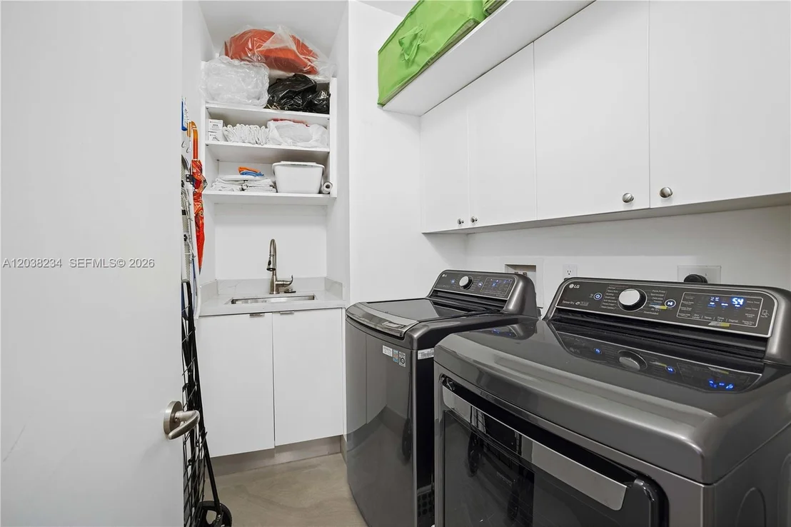 Photo of Unit 2408 at 901 Brickell Key Blvd
