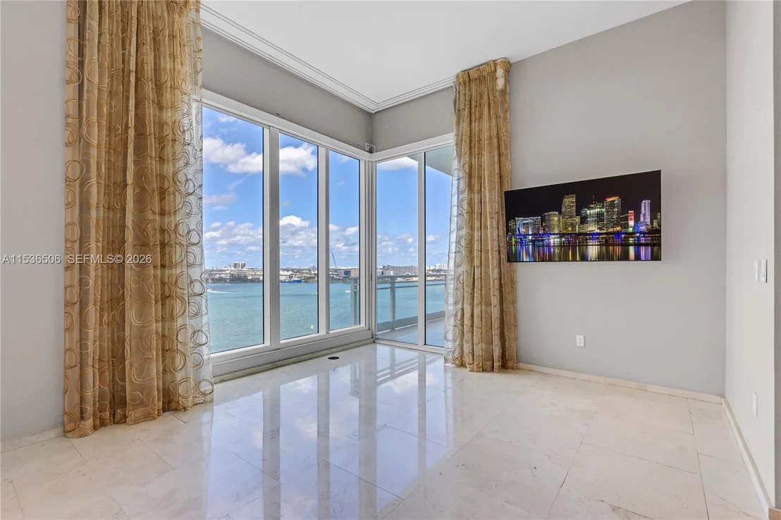 Photo of Unit 1002 at 900 Brickell Key Blvd