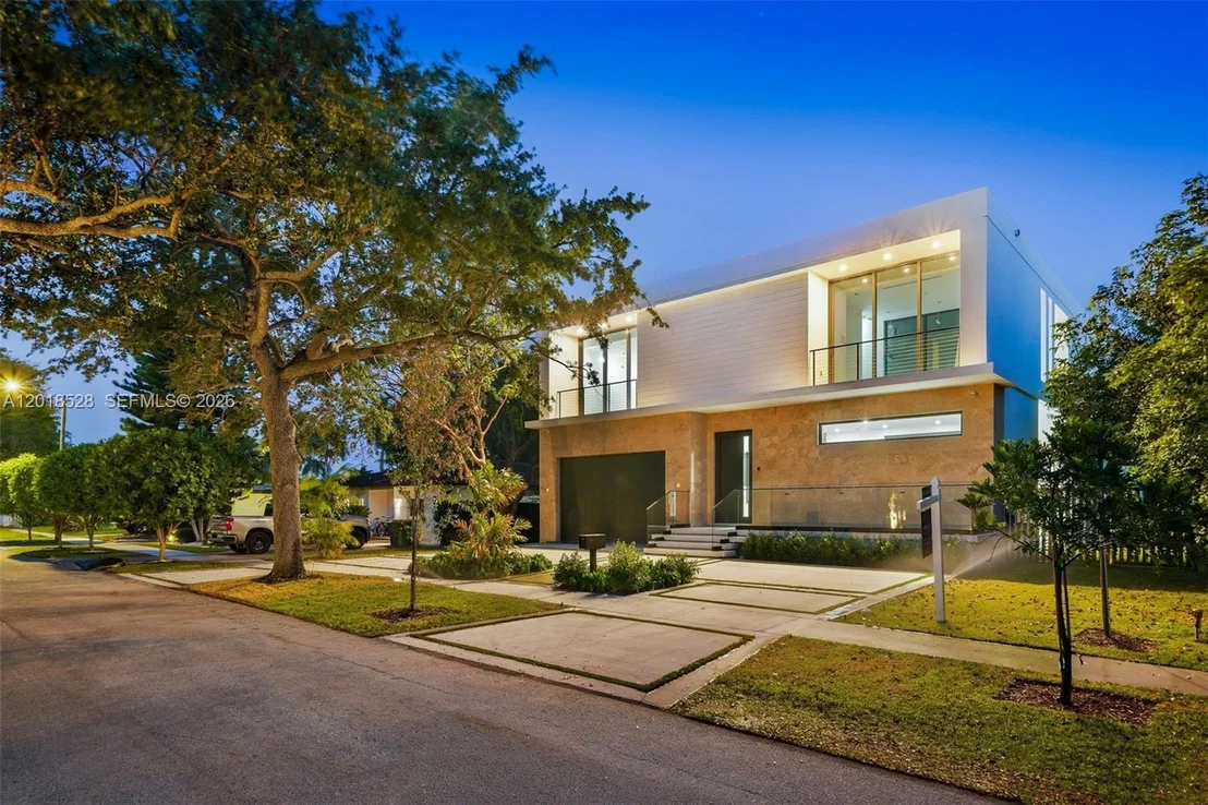 Photo of 2096 Alamanda Dr