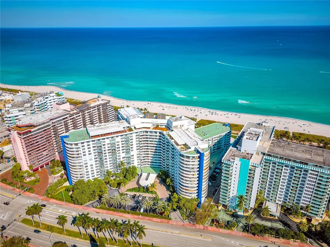 Photo of Unit 310 at 5161 Collins Ave