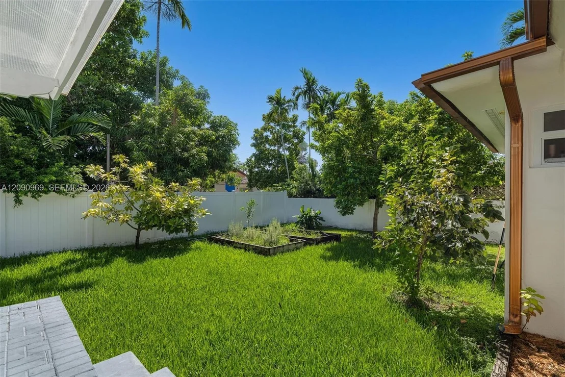 Photo of 9217 Bay Dr