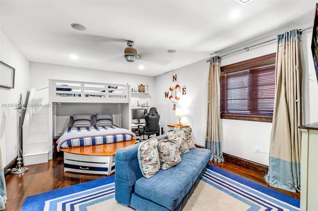 Photo of 1398 Bay Dr