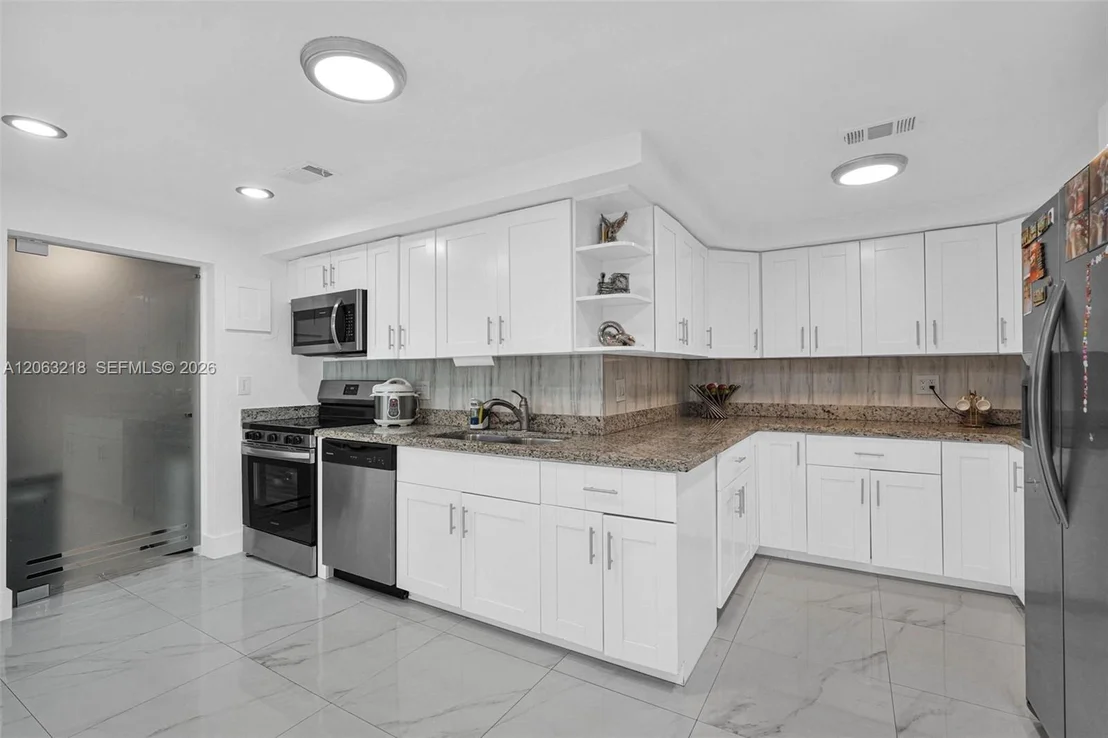 Photo of 831 E 10th Pl
