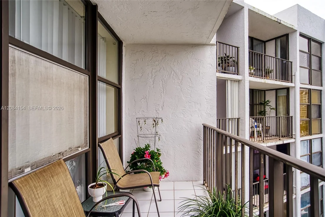 Photo of Unit 901 at 800 Parkview Dr